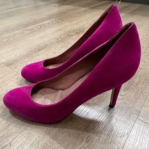 Magenta Corso Como pumps.
